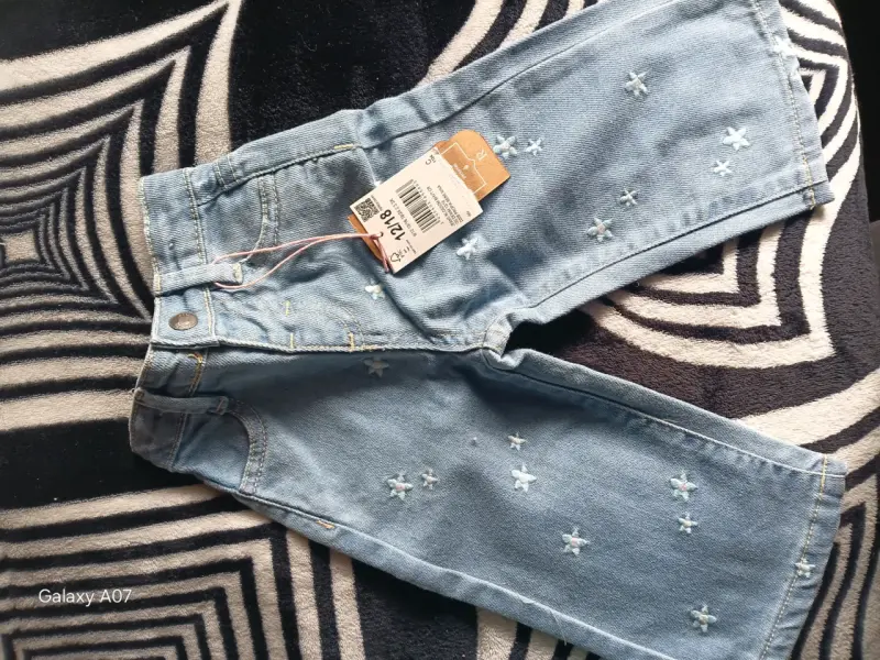 Pantalones de mezclilla para niña con bordado de estrellas