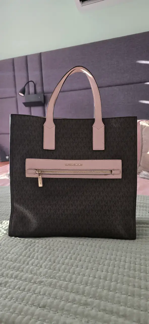 Totte Michael Kors café con detalles rosados - 1