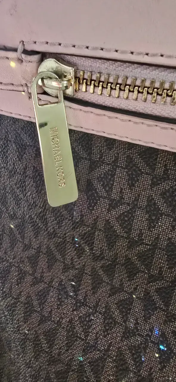 Totte Michael Kors café con detalles rosados - 2