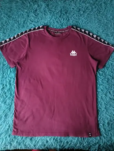 Polera Kappa burdeo con logo y detalles en mangas - miniatura 1