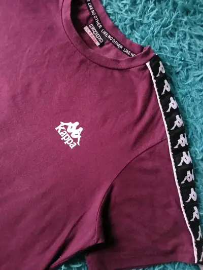 Polera Kappa burdeo con logo y detalles en mangas - miniatura 2