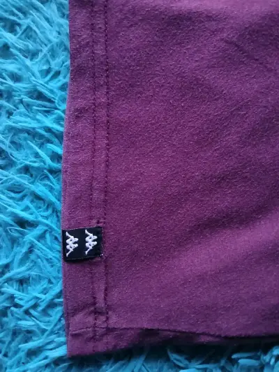 Polera Kappa burdeo con logo y detalles en mangas - miniatura 3