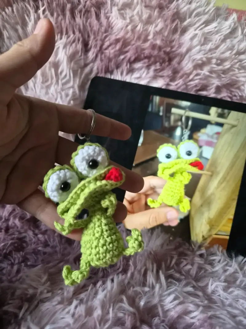 Llavero de amigurumi rana tejido a mano - 1