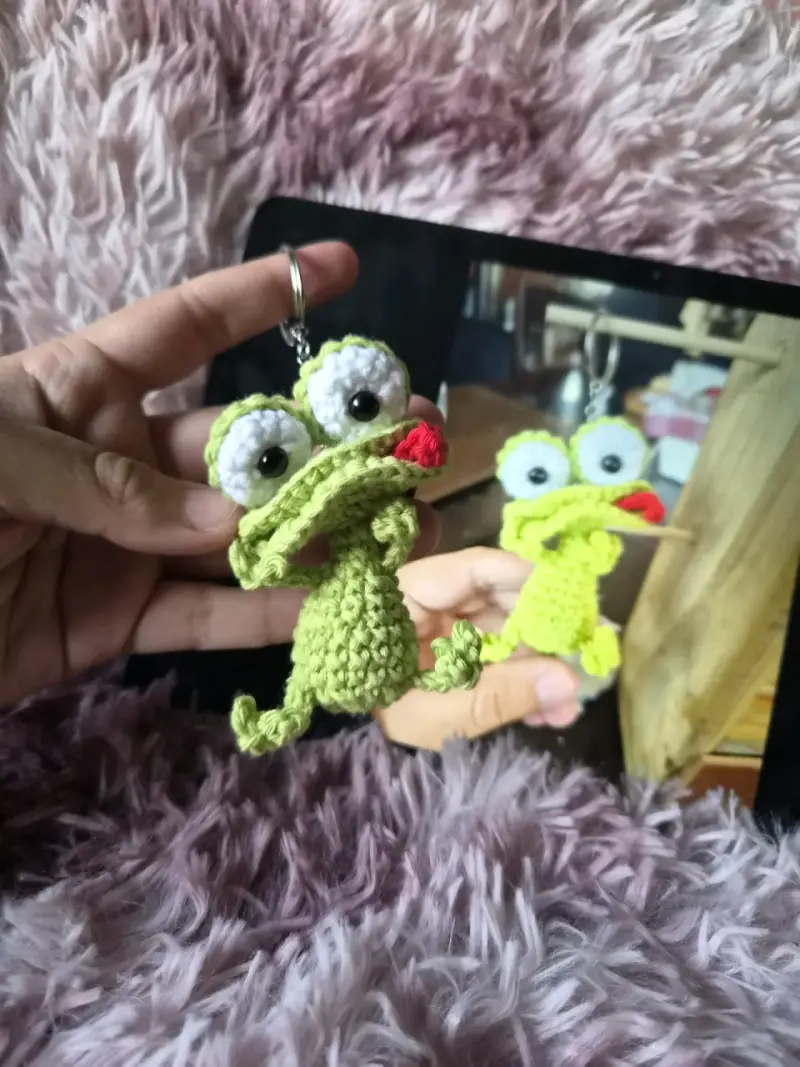 Llavero de amigurumi rana tejido a mano - 2