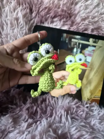 Llavero de amigurumi rana tejido a mano - miniatura 3