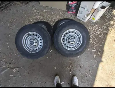 Juego de llantas Chevrolet con neumáticos usados - miniatura 1