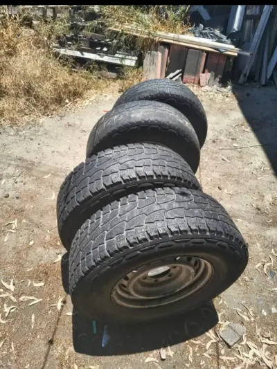 Juego de llantas Chevrolet con neumáticos usados - miniatura 2