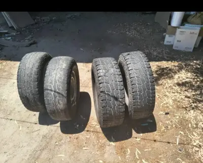Juego de llantas Chevrolet con neumáticos usados - miniatura 3