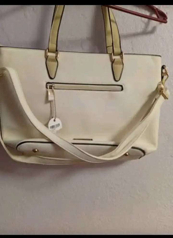 Bolso de mano beige elegante con correa ajustable
