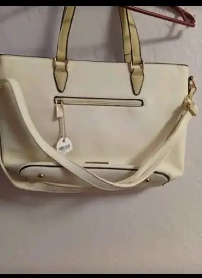 Bolso de mano beige elegante con correa ajustable - miniatura 1