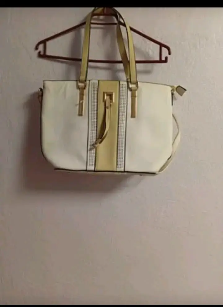 Bolso de mano beige elegante con correa ajustable - 2