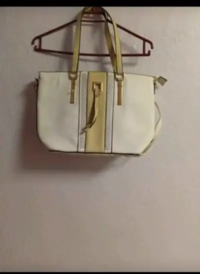 Bolso de mano beige elegante con correa ajustable - miniatura 2