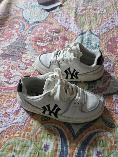 Zapatillas deportivas blancas con logo NY - miniatura 1