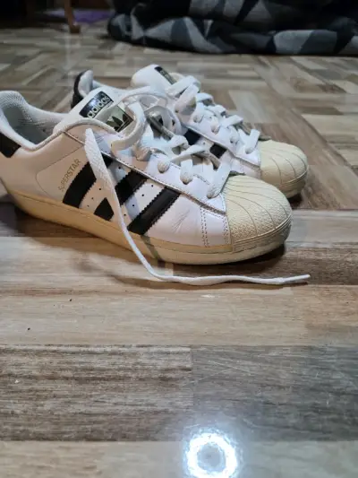 Zapatillas Adidas Superstar blancas y negras - miniatura 1