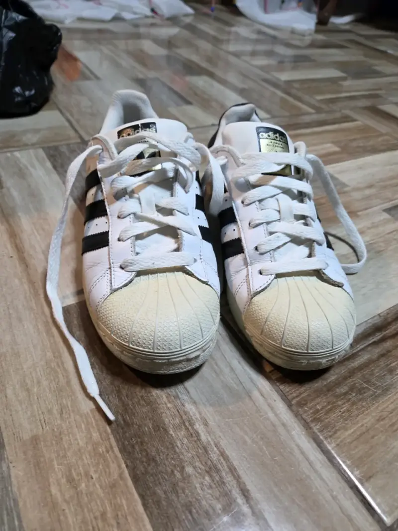 Zapatillas Adidas Superstar blancas y negras - 2