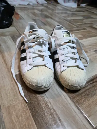 Zapatillas Adidas Superstar blancas y negras - miniatura 2