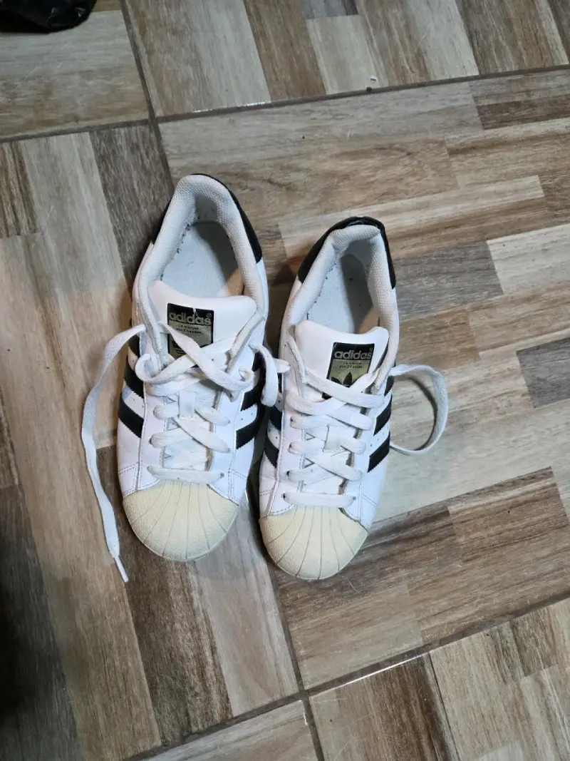 Zapatillas Adidas Superstar blancas y negras - 4