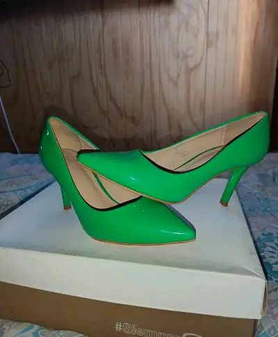 Zapatos de tacón verde brillante para mujer - miniatura 1