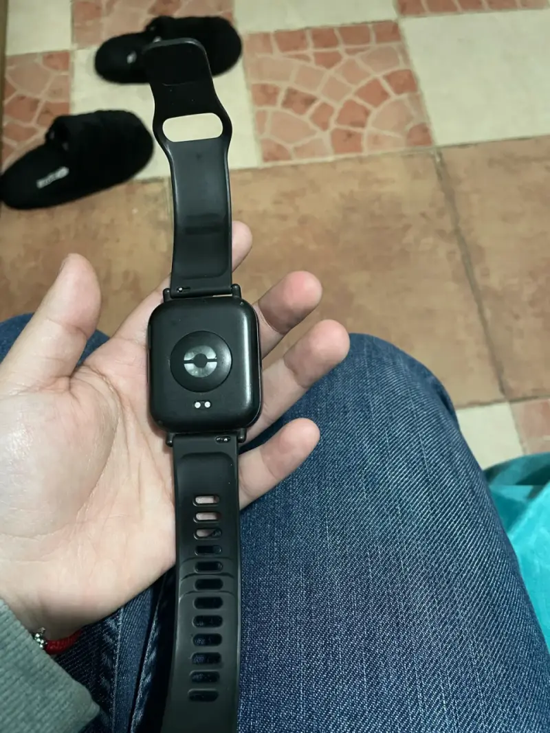 Reloj inteligente negro con correa ajustable - 1