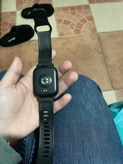 Reloj inteligente negro con correa ajustable - miniatura 1