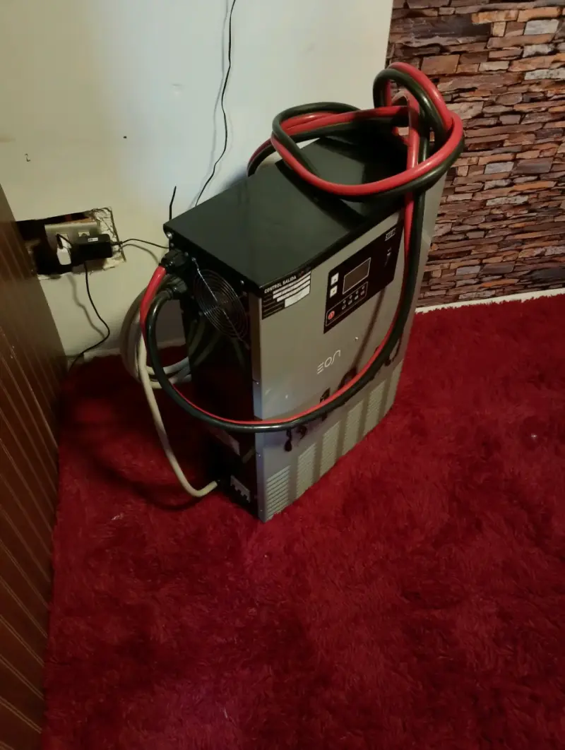 Inversor de energía EON con cables de conexión - 1