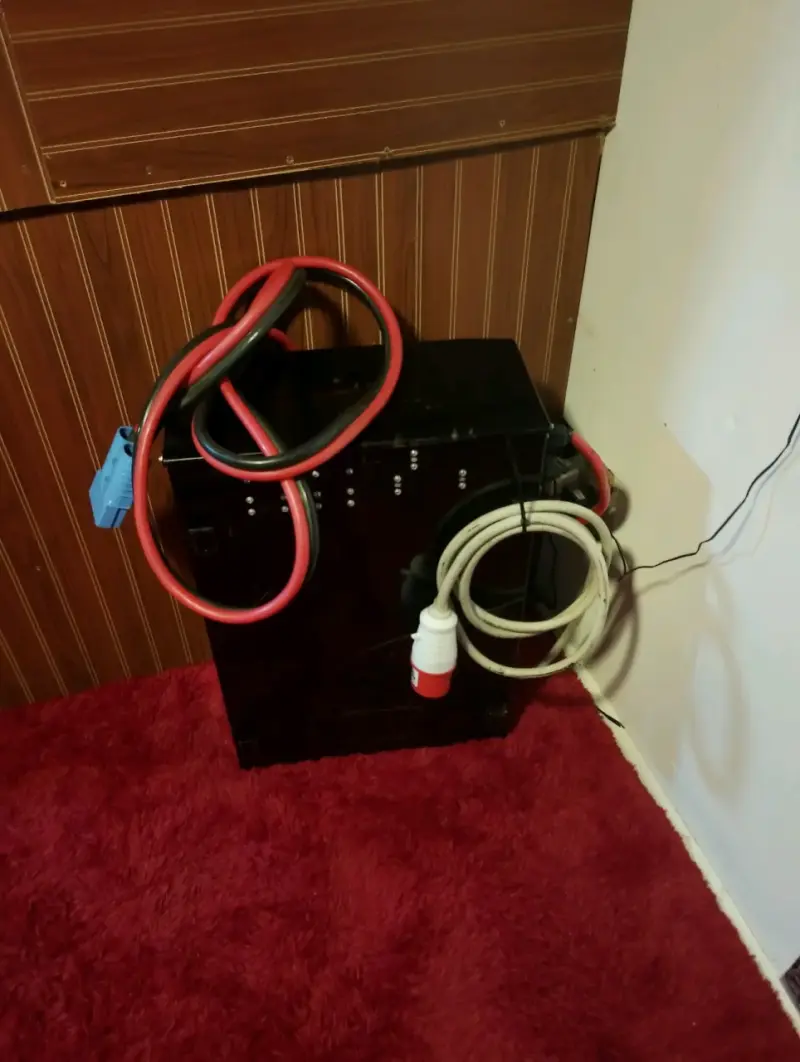 Inversor de energía EON con cables de conexión - 2