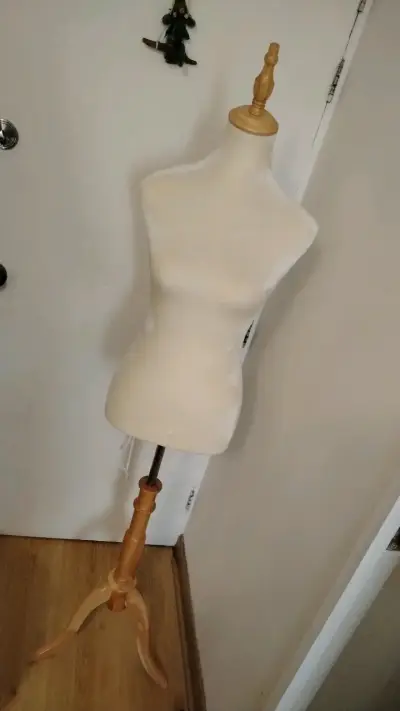 Maniquí de Costura con Base de Madera - miniatura 3