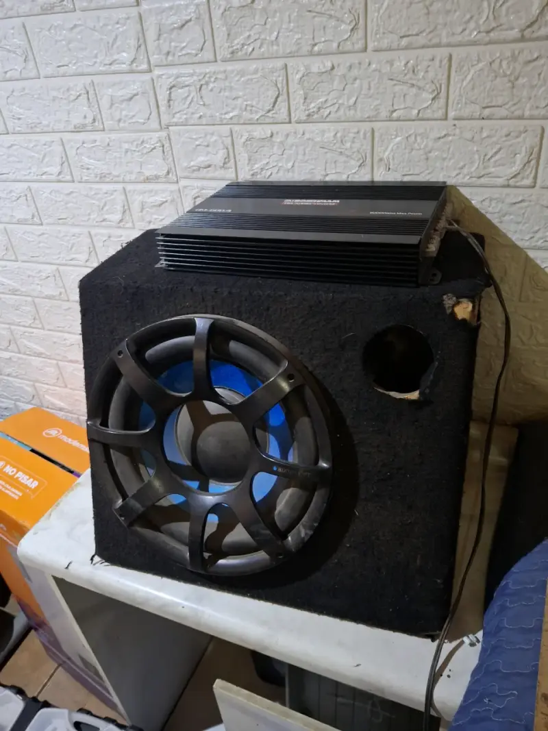 Subwoofer con amplificador Soundstream para auto - 1