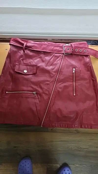 Falda de cuero sintético roja con cinturón Shein - miniatura 1