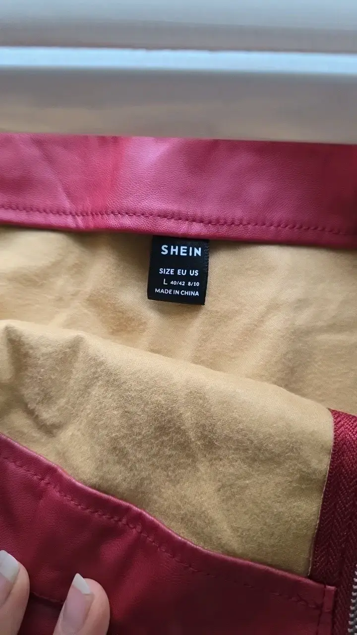 Falda de cuero sintético roja con cinturón Shein - 2