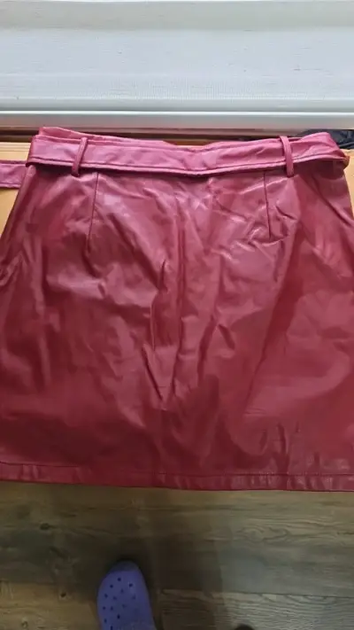Falda de cuero sintético roja con cinturón Shein - miniatura 3