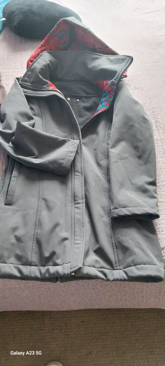Abrigo gris con capucha interior estampada - 1
