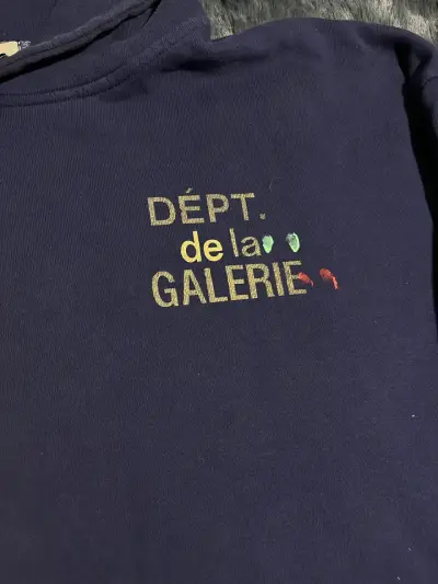 Polerón con capucha Gallery Dept. azul con diseño - miniatura 2