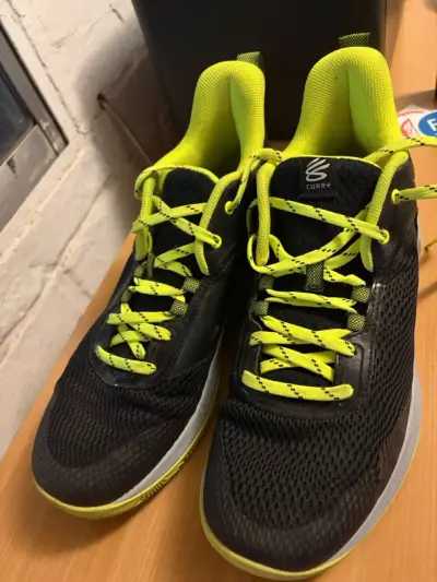 Zapatillas Basquetball deportivas Curry negras - miniatura 1