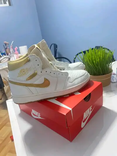 Zapatillas Nike Air Jordan Blancas y Doradas - miniatura 1
