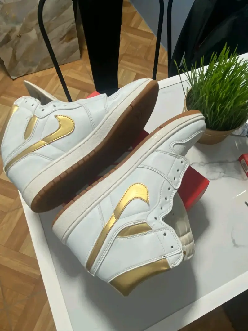 Zapatillas Nike Air Jordan Blancas y Doradas - 2