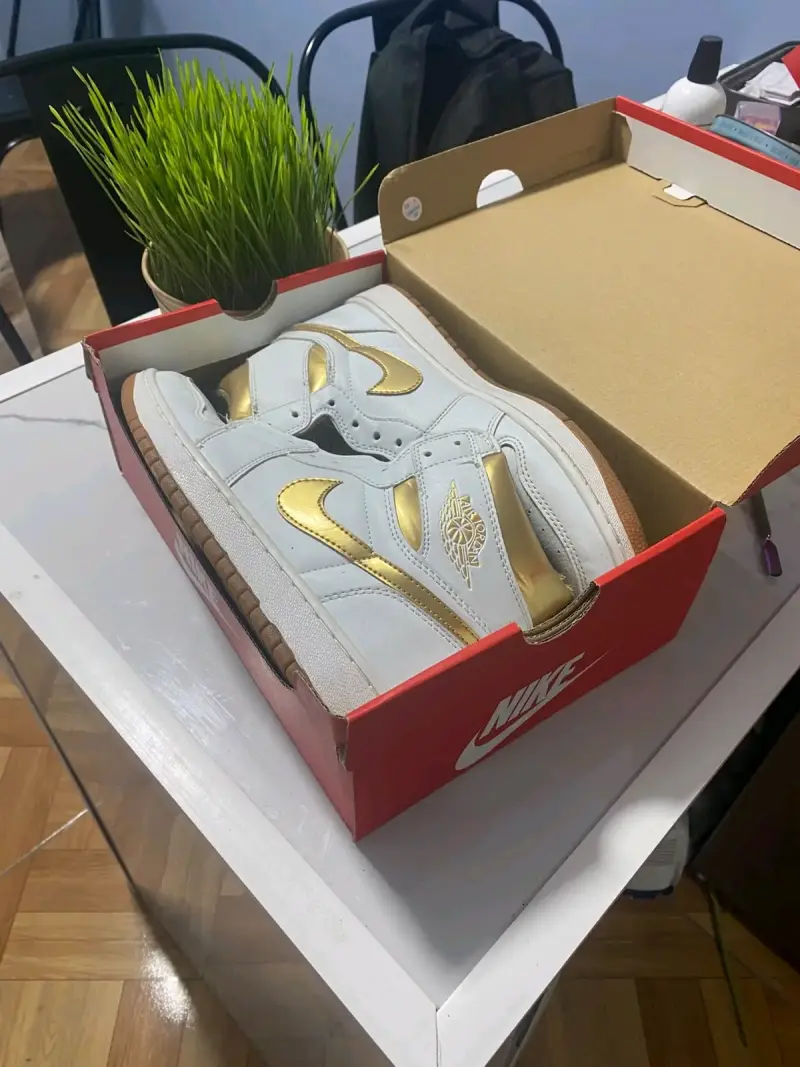 Zapatillas Nike Air Jordan Blancas y Doradas - 3