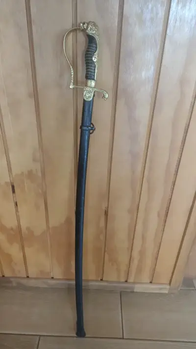 Espada antigua con empuñadura decorativa - miniatura 1