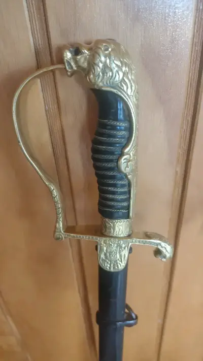 Espada antigua con empuñadura decorativa - miniatura 2