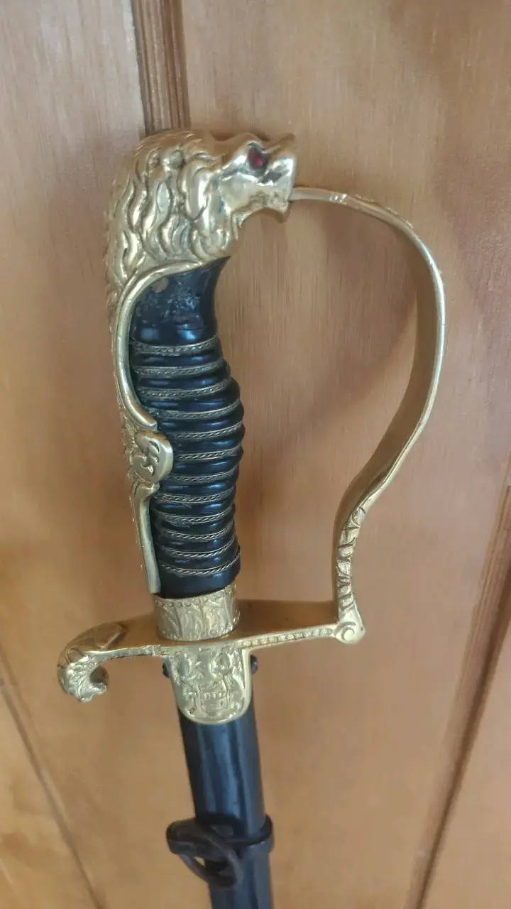 Espada antigua con empuñadura decorativa - 3