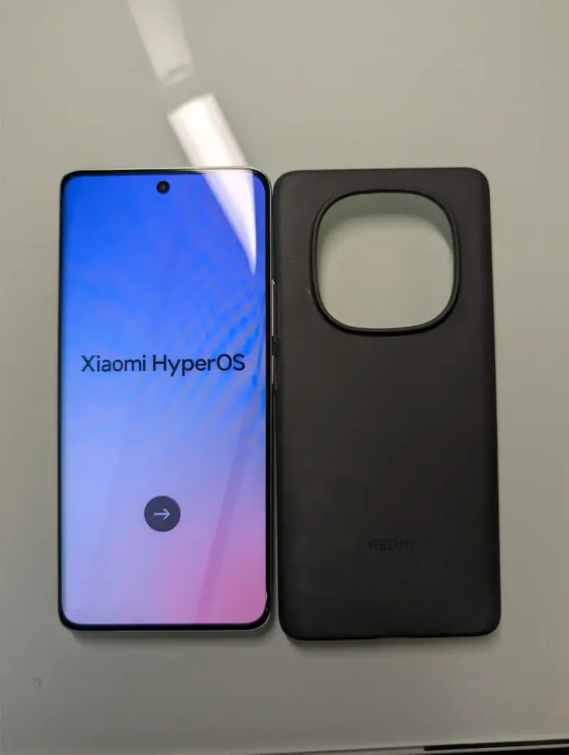 Smartphone Xiaomi con HyperOS y funda Redmi - 1