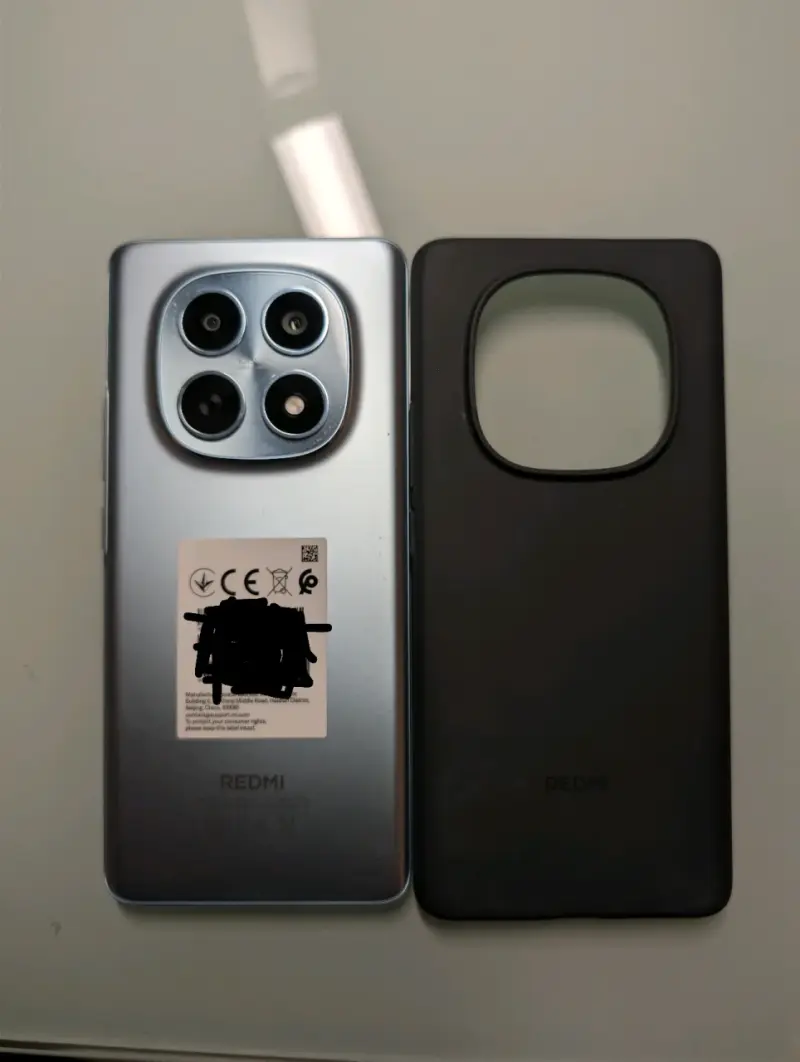 Smartphone Xiaomi con HyperOS y funda Redmi - 2