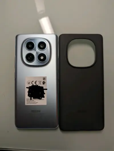 Smartphone Xiaomi con HyperOS y funda Redmi - miniatura 2