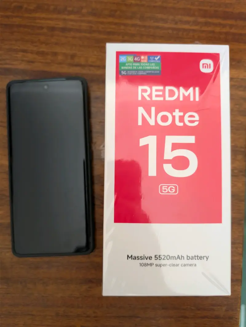 Smartphone Xiaomi con HyperOS y funda Redmi - 3