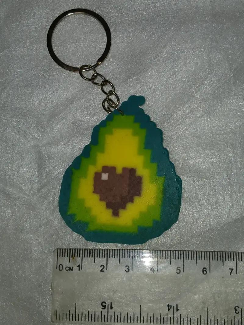 Llavero pixelado con diseño palta corazón - 1