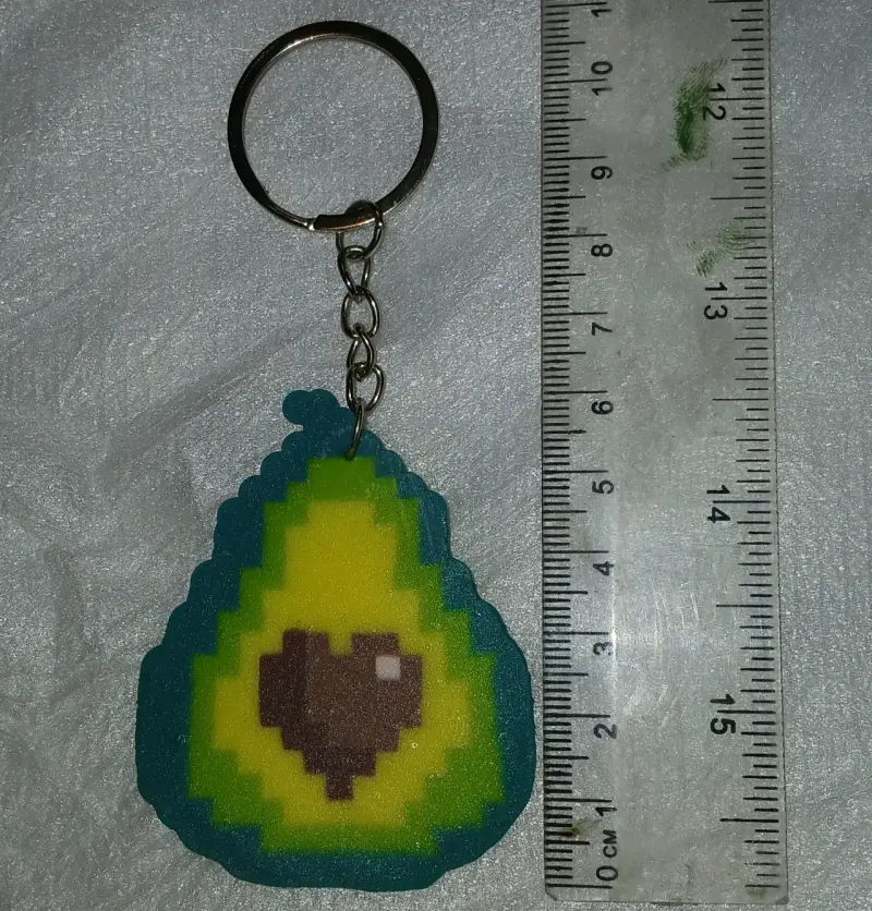 Llavero pixelado con diseño palta corazón - 2
