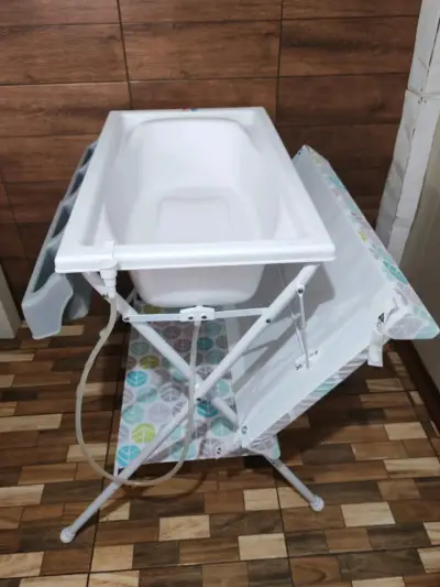 Bañera cambiador para bebé con diseño de hojas - miniatura 1