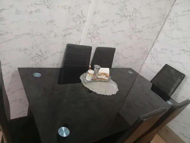 Mesa de comedor de vidrio con 6 sillas negras