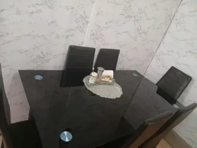 Mesa de comedor de vidrio con 6 sillas negras - miniatura 1