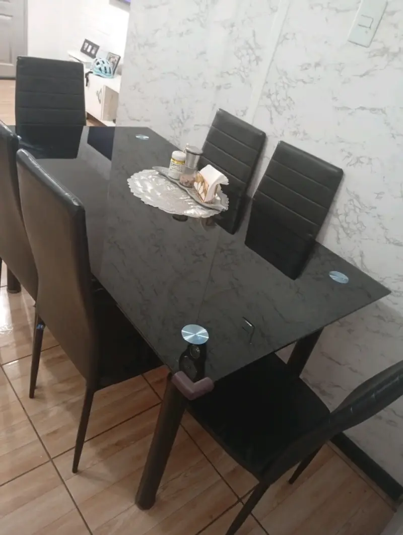 Mesa de comedor de vidrio con 6 sillas negras - 2
